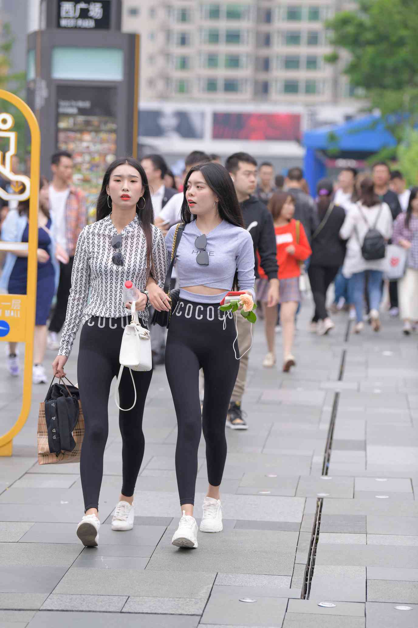 图片[1]-【免费】逛街的两个瑜伽裤姑娘【40P】04030-爱拍图库