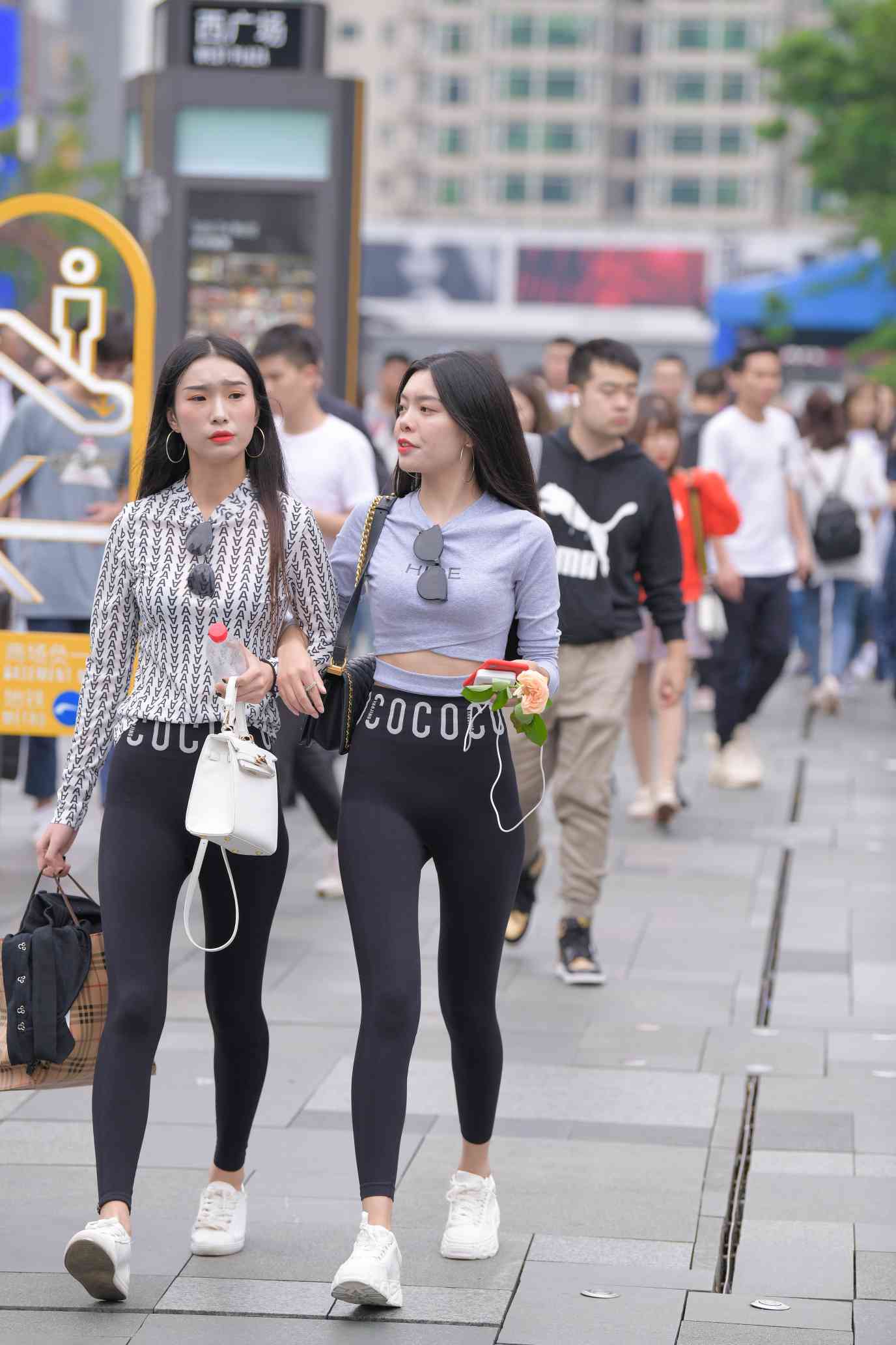 图片[2]-【免费】逛街的两个瑜伽裤姑娘【40P】04030-爱拍图库