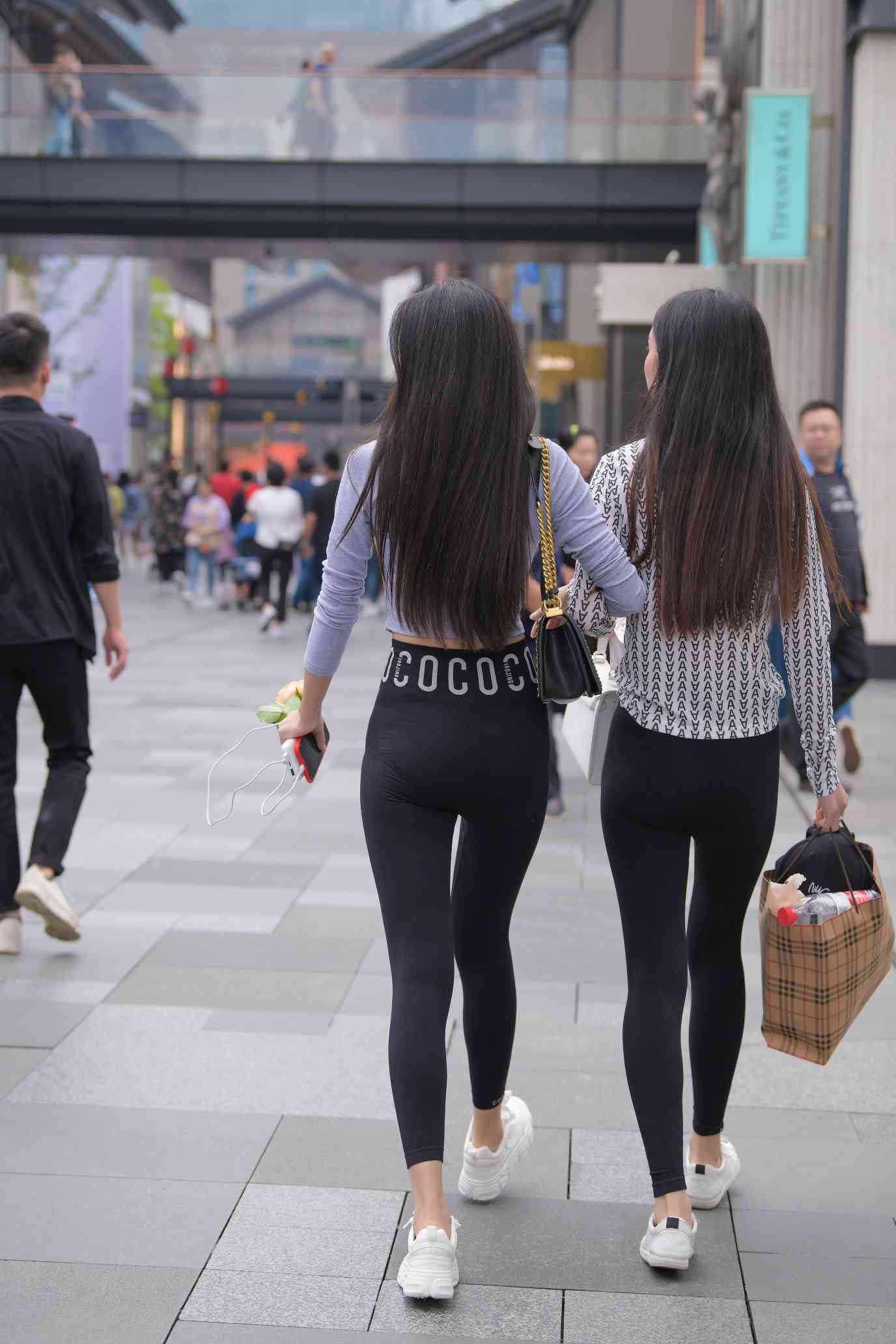 图片[3]-【免费】逛街的两个瑜伽裤姑娘【40P】04030-爱拍图库