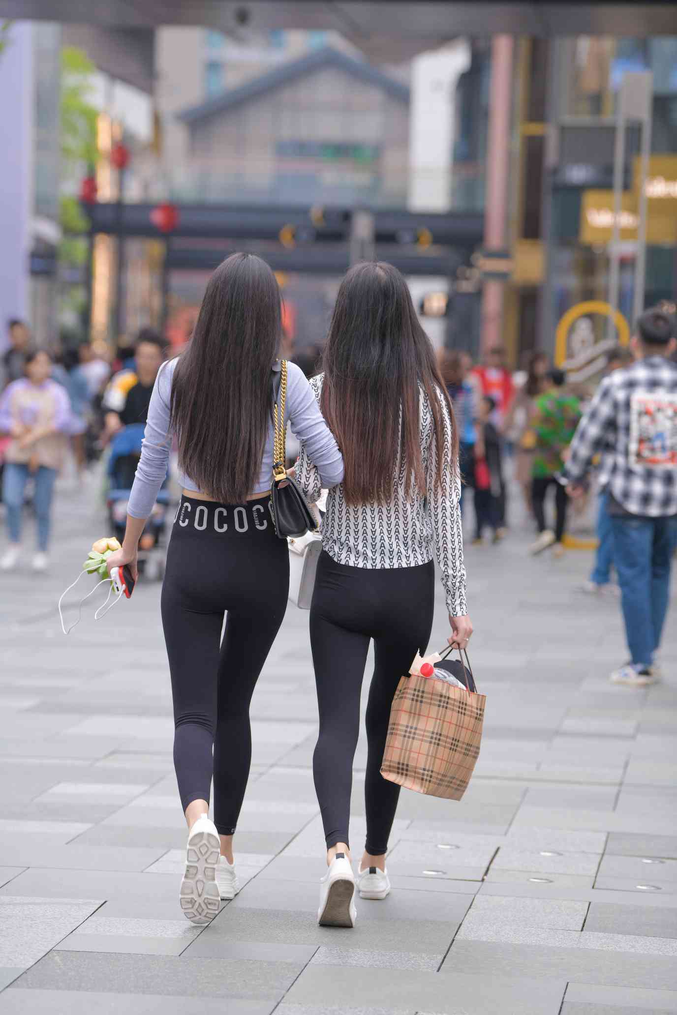 图片[4]-【免费】逛街的两个瑜伽裤姑娘【40P】04030-爱拍图库