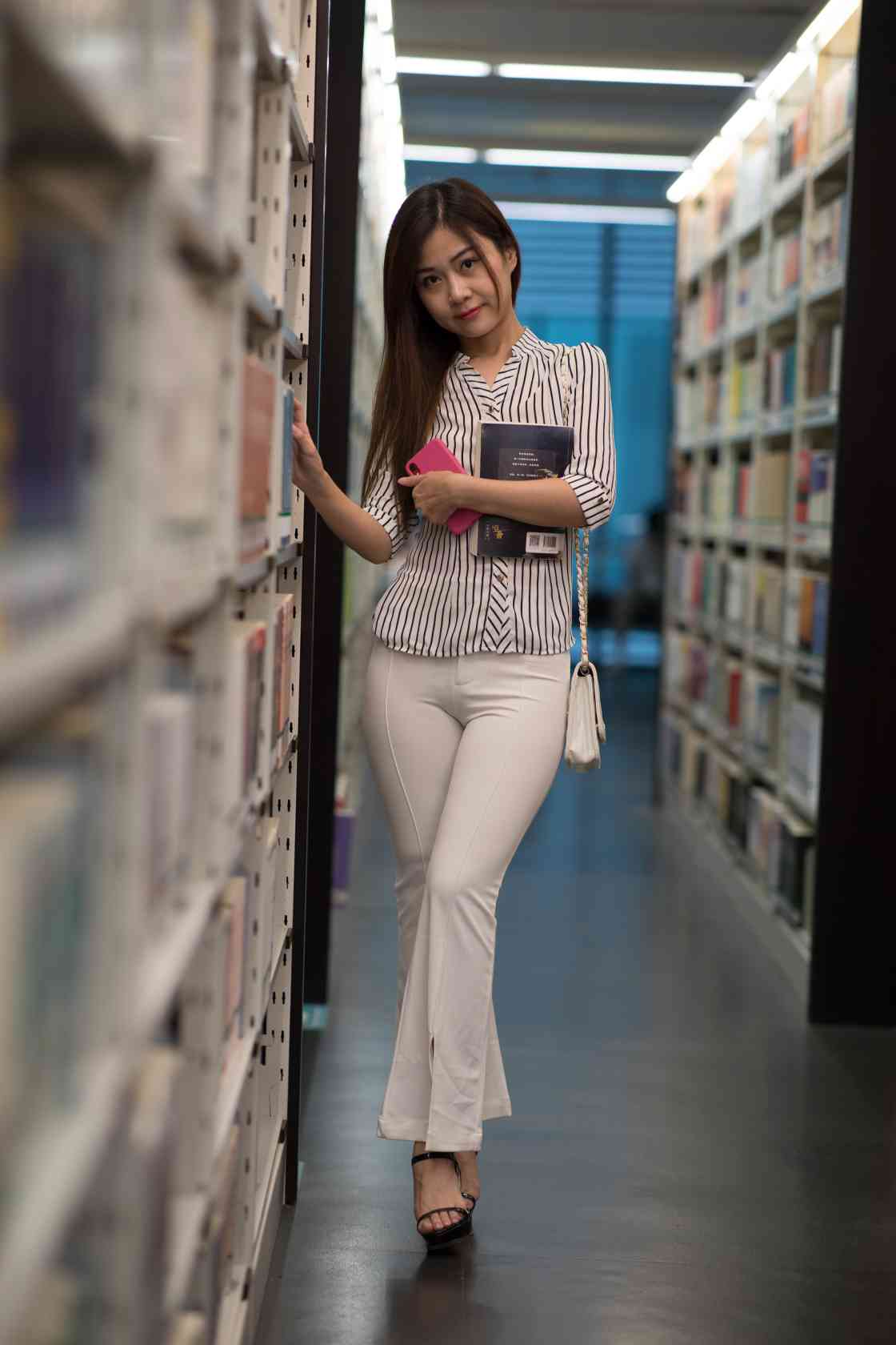 图片[5]-逛书店的白色紧身裤女孩【450P】04040-爱拍图库