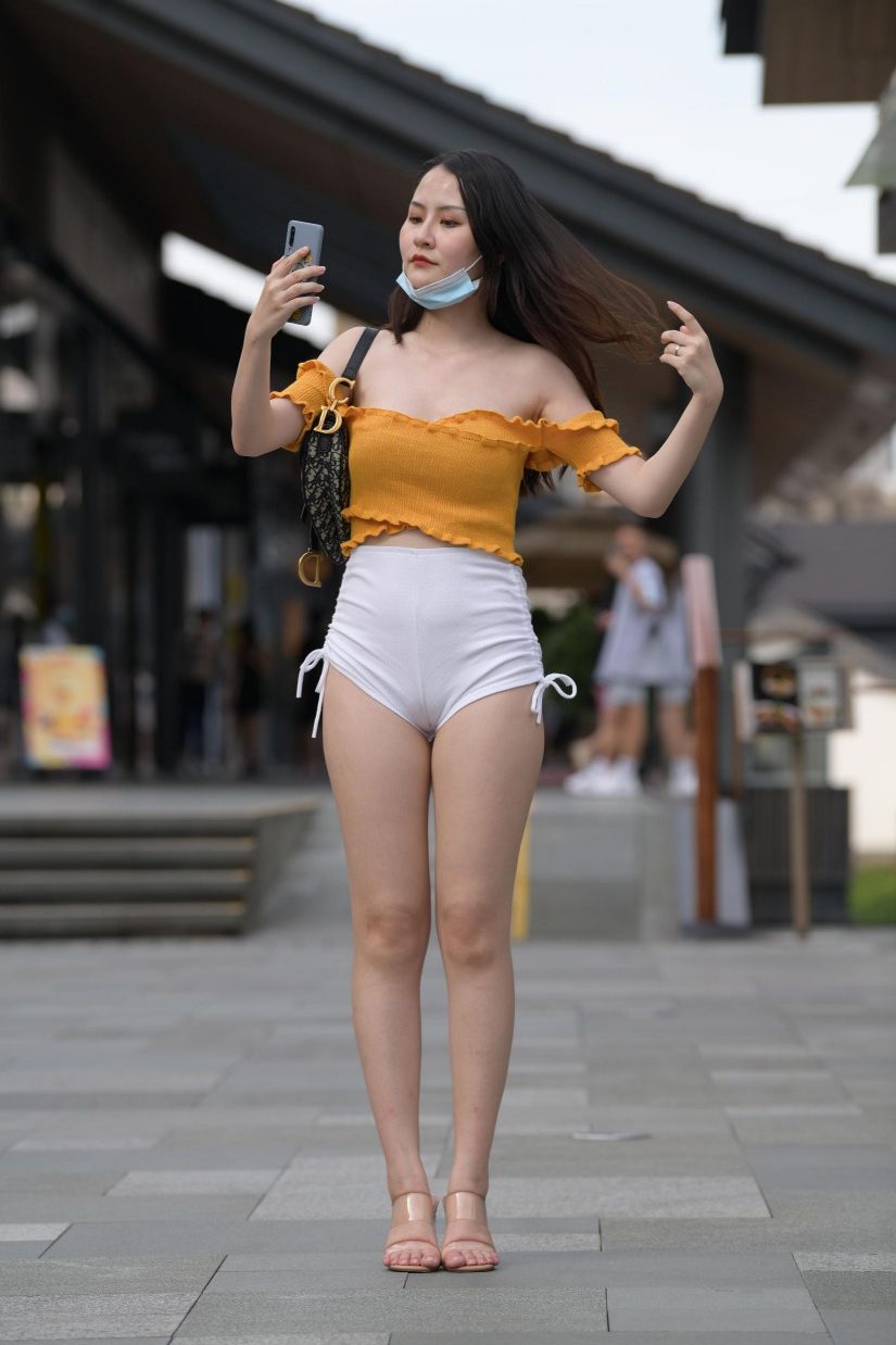 图片[1]-高腰白色短裤的漂亮女孩【767P】00065-爱拍图库