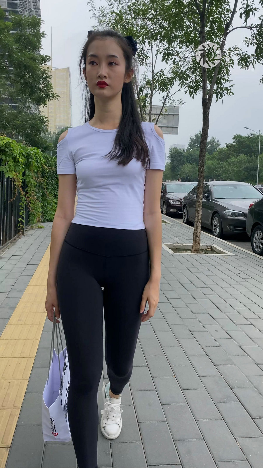 图片[1]-黑色瑜伽裤逛街的女孩J4000 MP4-7.76GB-爱拍图库