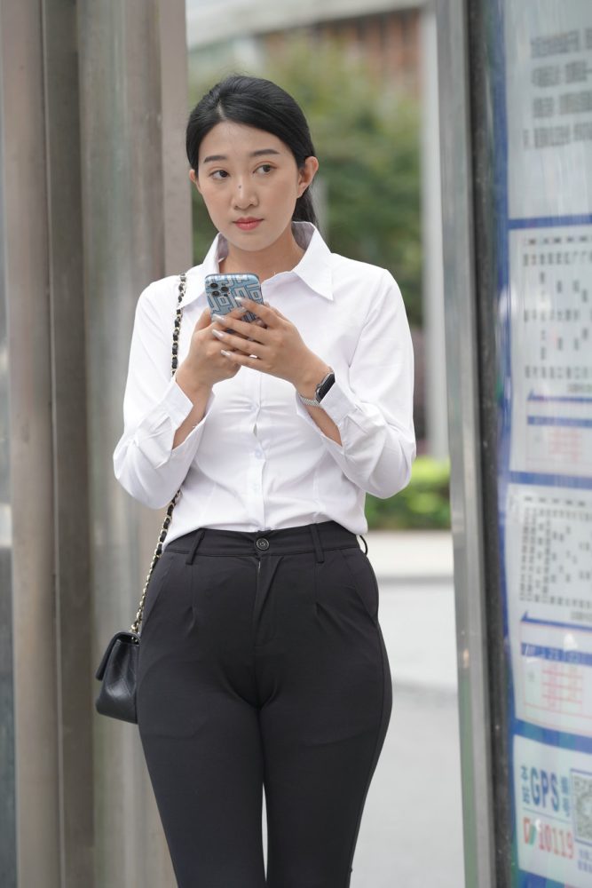 图片[3]-等公交的制服女人J2130 976P2V-29.5GB-爱拍图库