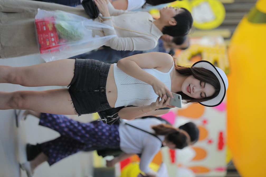 图片[2]-非常时尚阳光的牛仔热裤女孩【808P】00064-爱拍图库