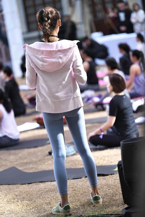 图片[2]-在广场看热闹的瑜伽裤女人-爱拍图库