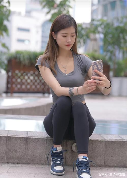 图片[1]-有小虎牙非常甜美的瑜伽裤女孩-爱拍图库