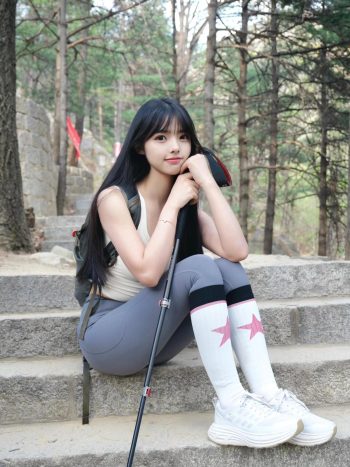 图片[1]-爱爬山的瑜伽裤MM，太甜美了！~-爱拍图库