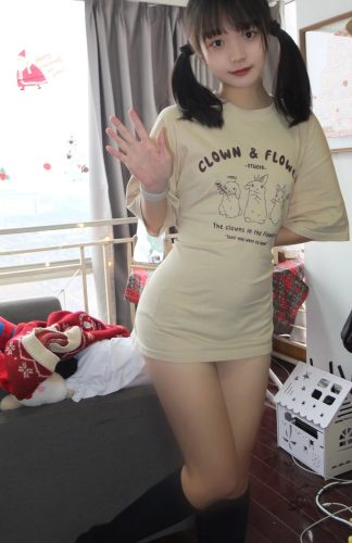 图片[9]-网格丝袜的清纯双马尾小姑娘-爱拍图库