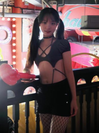 图片[2]-网格丝袜的清纯双马尾小姑娘-爱拍图库