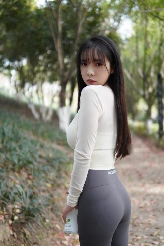 图片[9]-穿瑜伽裤爬山的长发少女-爱拍图库