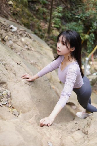 图片[8]-穿瑜伽裤爬山的长发少女-爱拍图库