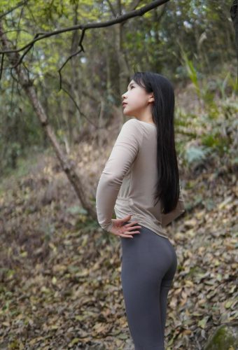 图片[5]-穿瑜伽裤爬山的长发少女-爱拍图库