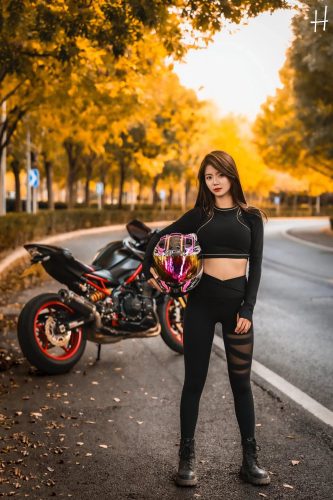 图片[1]-骑摩托车的瑜伽裤美女身材太好了！-爱拍图库